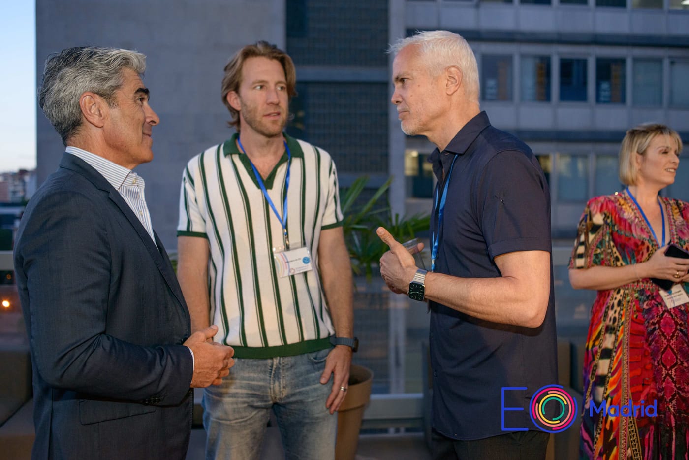 Tres asistentes conversando en la terraza de Aticco al atardecer