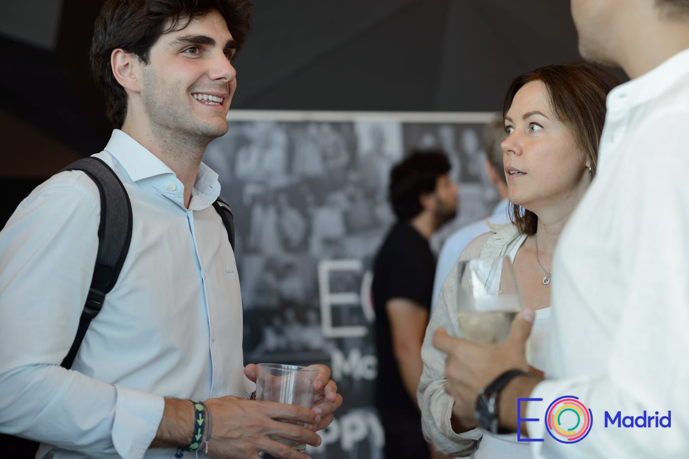 Dos emprendedores charlando con una copa en EY Tower